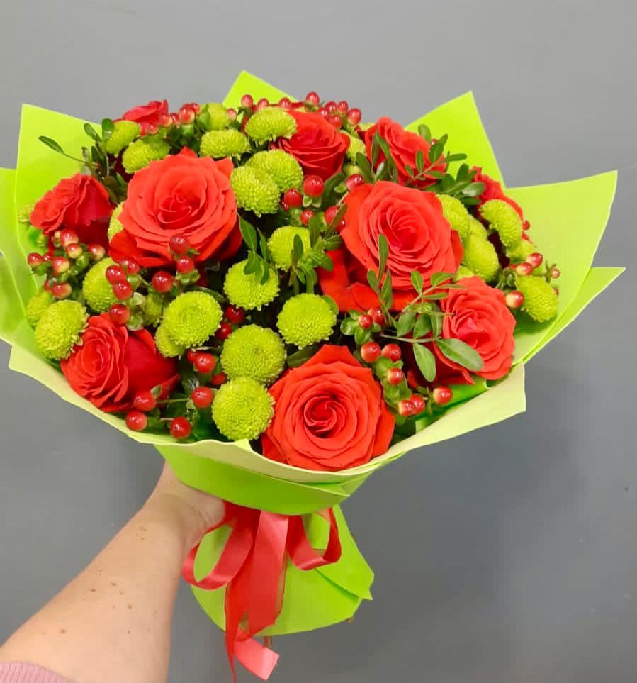 Букет цветов из: Хризантемы и Розы в Барнауле