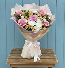 Букет цветов из:  Гвоздики, Орхидеи и Розы в Барнауле