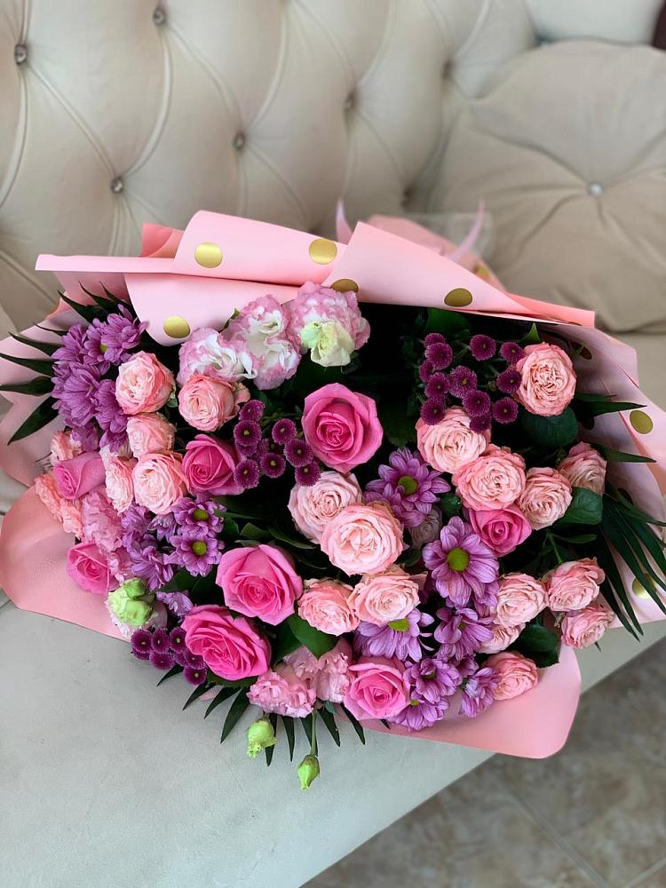 Букет цветов из: Хризантемы, Розы и Лизиантусы в Барнауле