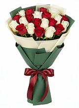 Букет Микс из красных и белых роз в Барнауле