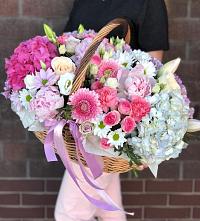Цветочная композиция из Розы, Хризантемы, Пионы и Лизиантусы в корзине #REPLACE_PRED# Барнауле