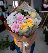 Букет цветов из:  Герберы, Розы и Хризантемы в Барнауле