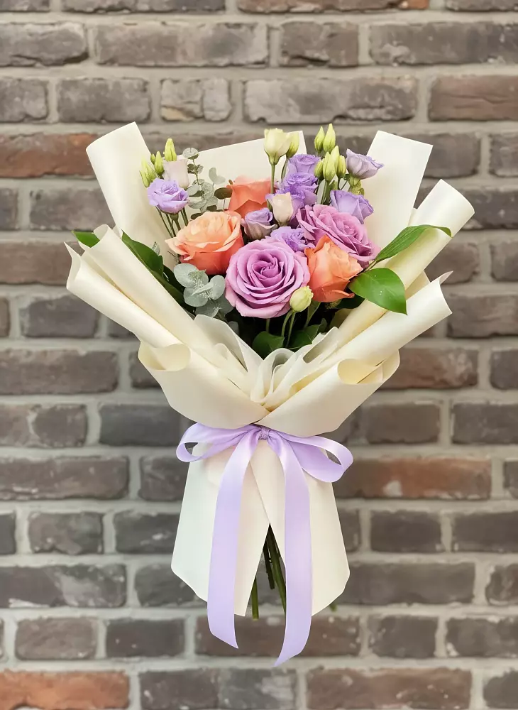 Букет цветов из: Лизиантусы и Розы в Барнауле