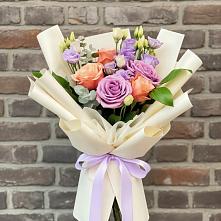 Букет цветов из:  Лизиантусы и Розы в Барнауле