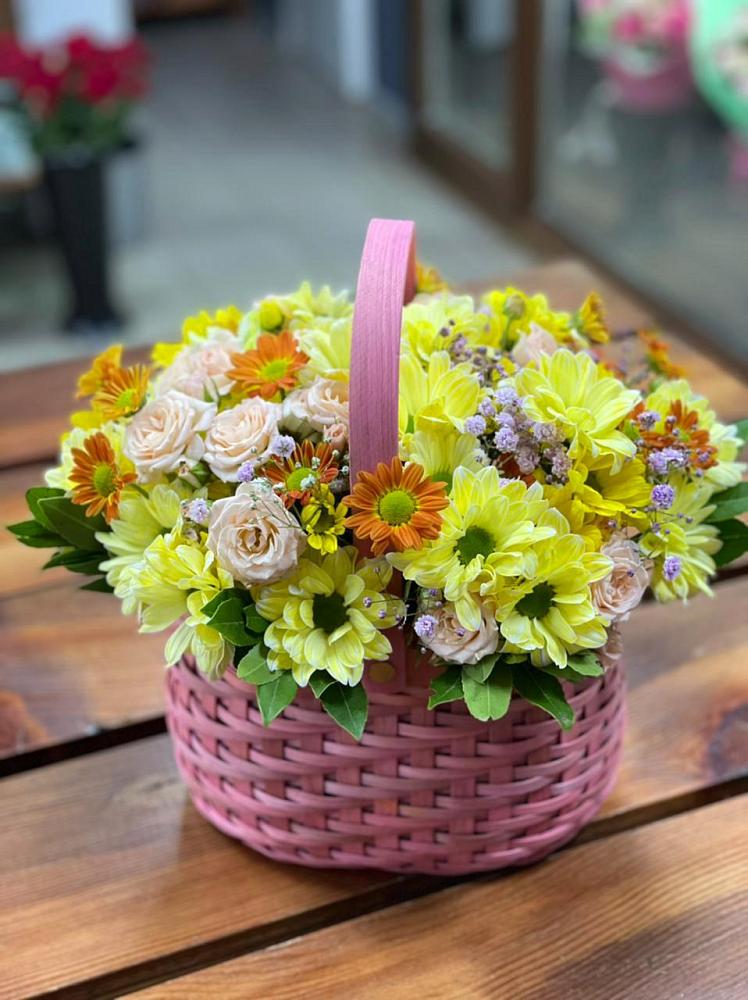 Цветочная композиция из Хризантемы и Розы в корзине в Барнауле