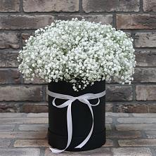 Цветочная композиция из Гипсофила в шляпной коробке в Барнауле