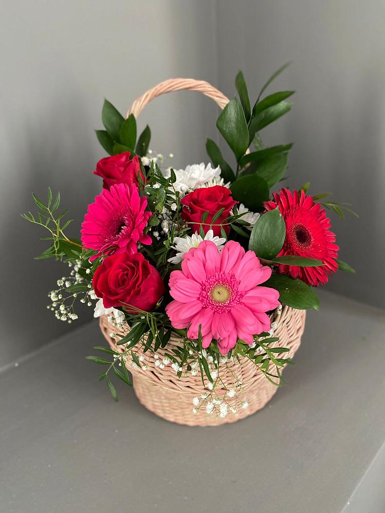 Цветочная композиция из Розы, Хризантемы и Герберы в корзине в Барнауле