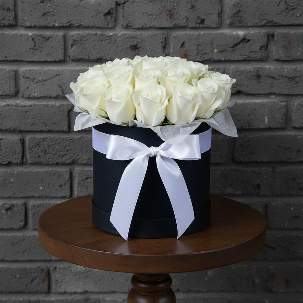 Цветочная композиция из Розы в шляпной коробке в Барнауле