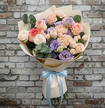Букет цветов из:  Розы, Лизиантусы и Гвоздики в Барнауле