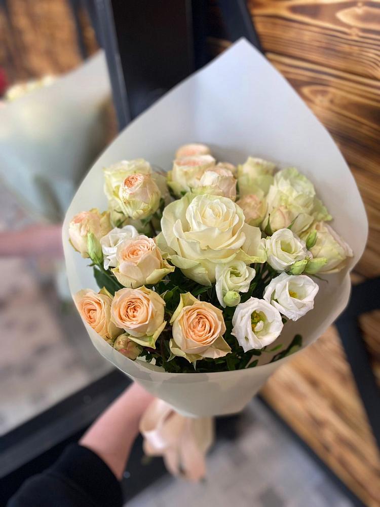 Букет цветов из: Розы и Лизиантусы в Барнауле