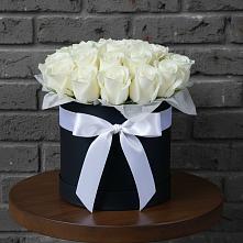 Цветочная композиция из Розы в шляпной коробке в Барнауле